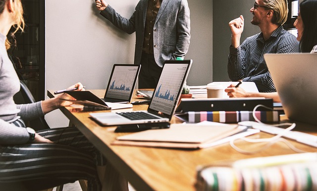 Equipo de profesionales trabajando en una reunión de empresa
